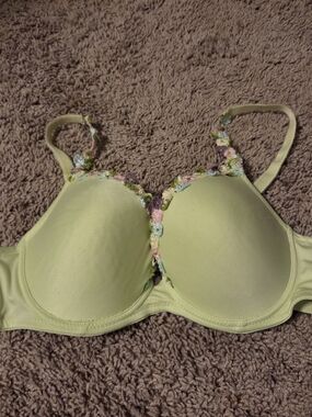 Women's Light Green Floral Trim T-Shirt Bra Size 38C  Adjustable
